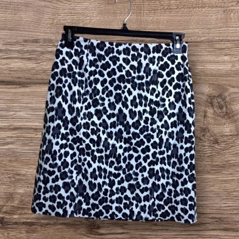 Tempesta Gruppo Americano stretch leopard print skirt. Size 10.